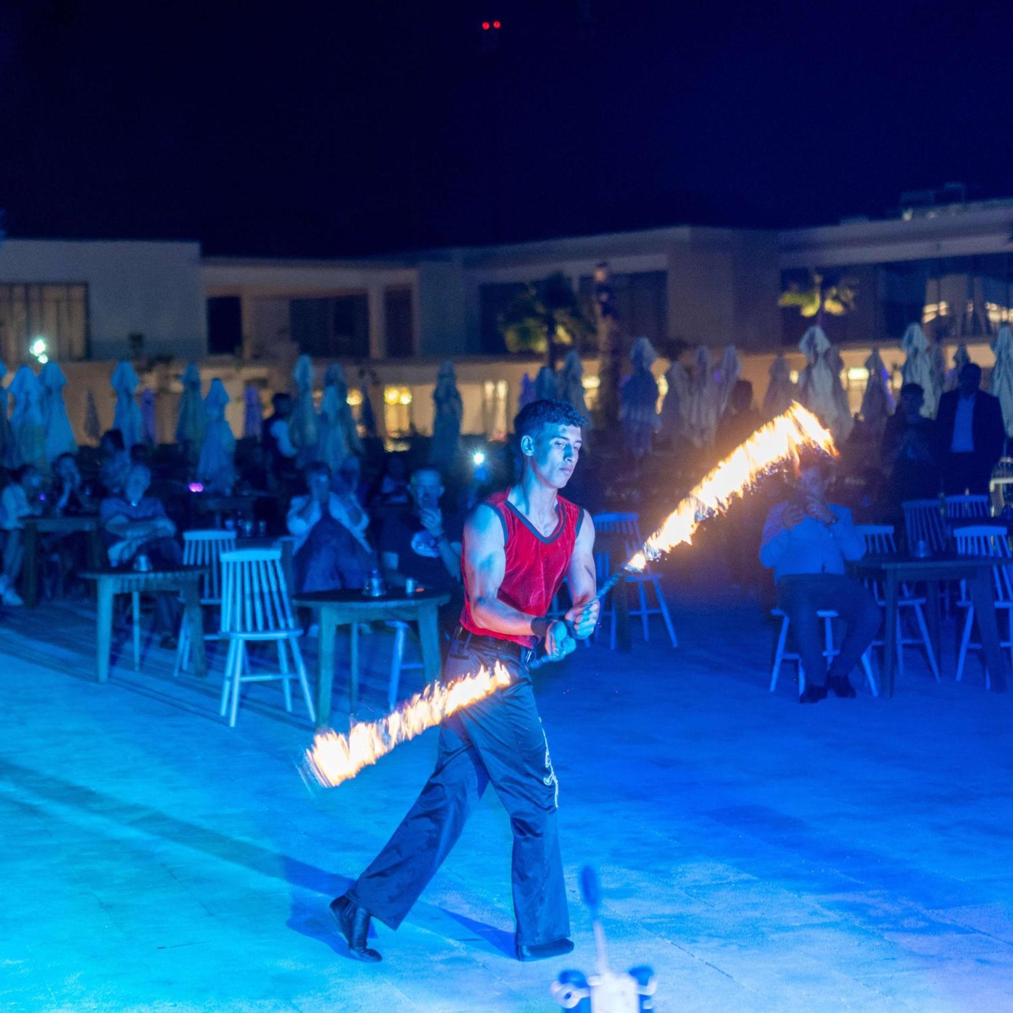 Radisson Blu Resort Аль-Хосейма Екстер'єр фото Fire fan performance