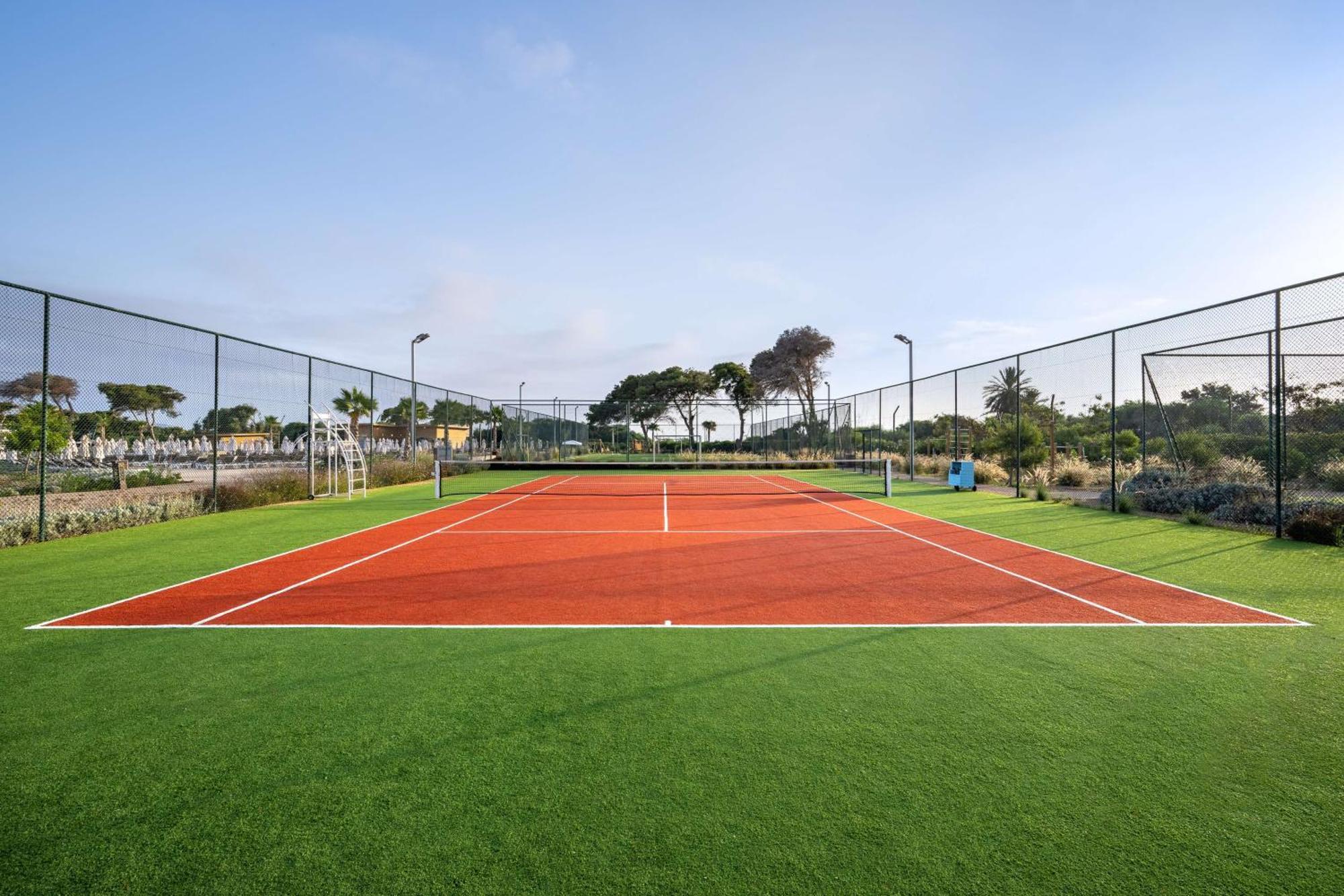 Radisson Blu Resort Аль-Хосейма Екстер'єр фото Tennis court