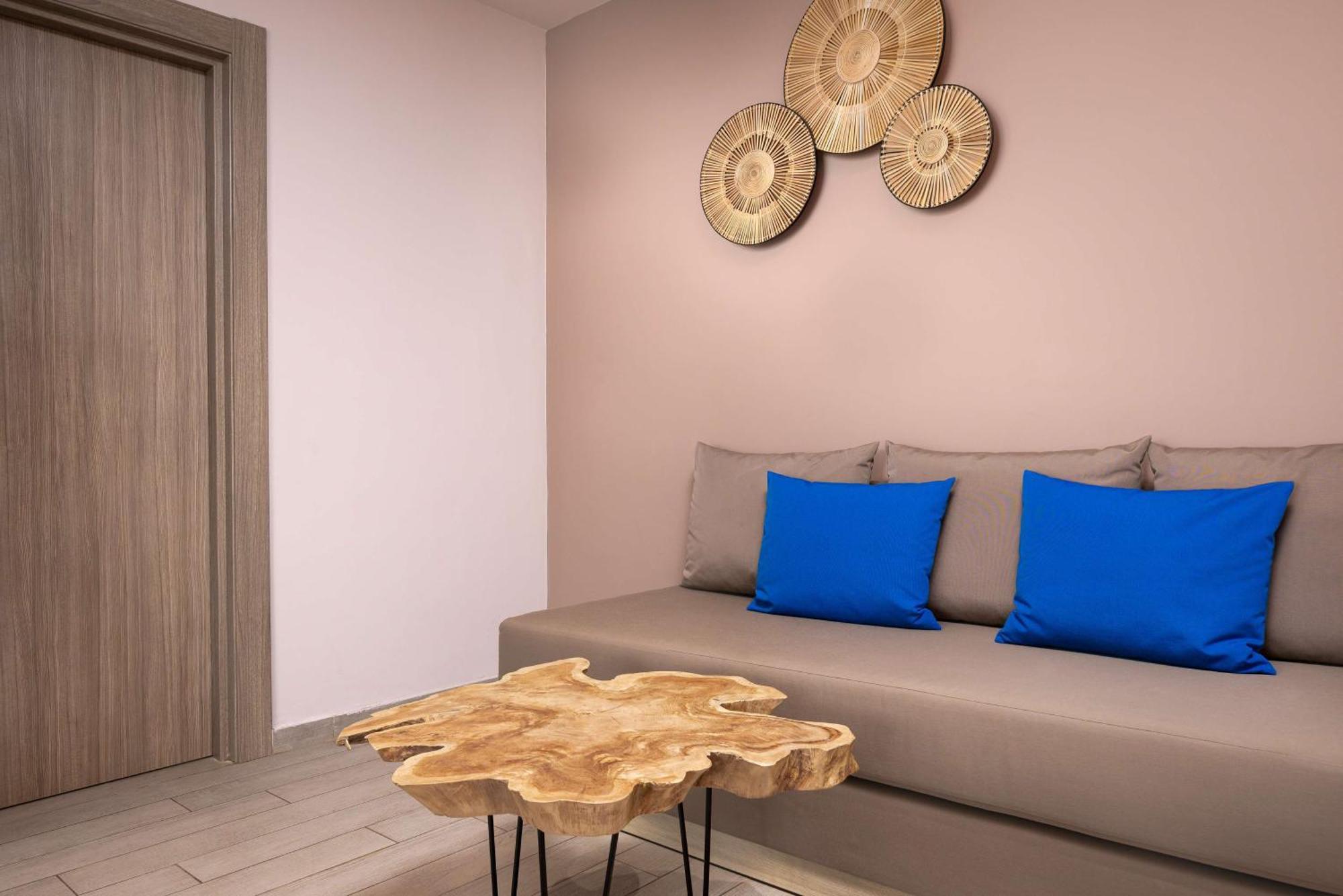 Radisson Blu Resort Аль-Хосейма Екстер'єр фото A teak root table