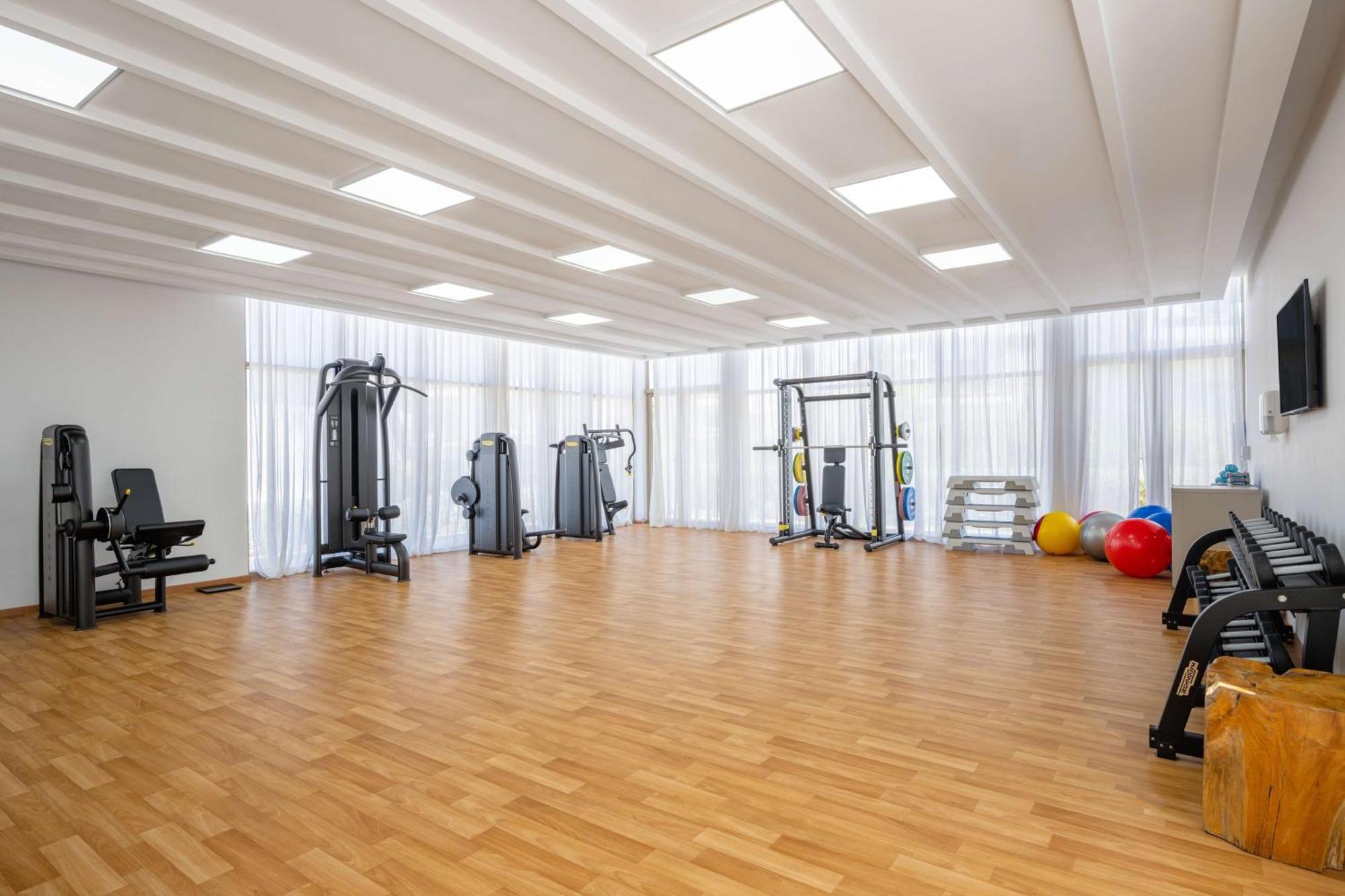 Radisson Blu Resort Аль-Хосейма Екстер'єр фото A gym at the University of Nicosia