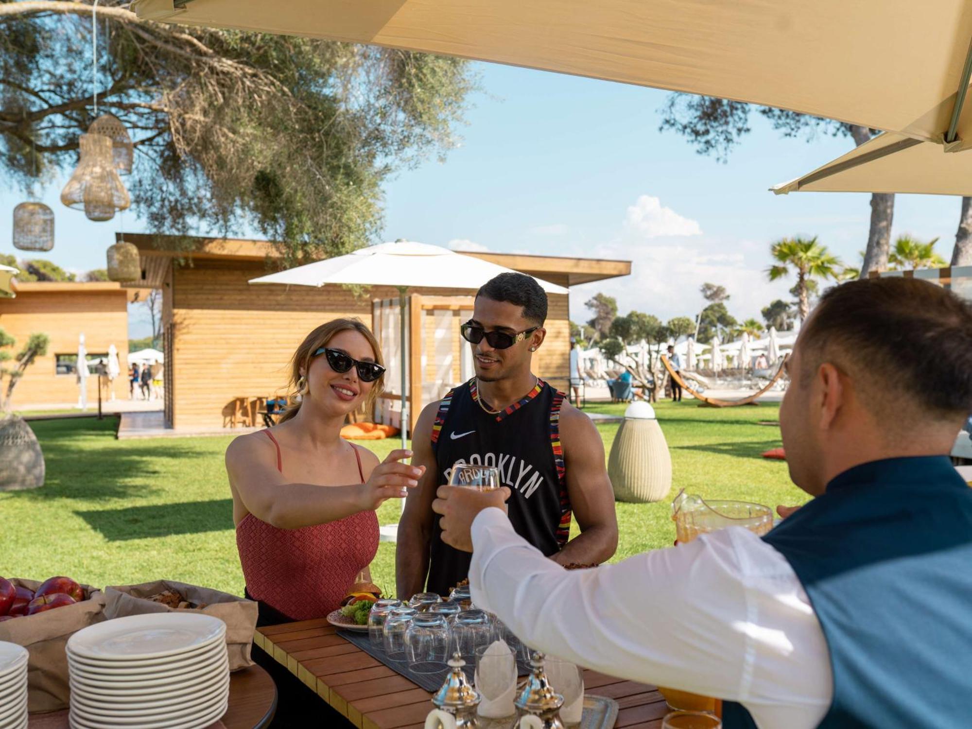 Radisson Blu Resort Аль-Хосейма Екстер'єр фото The Beach Club at the Four Seasons Resort Palm Beach
